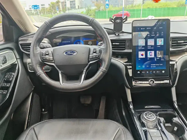 Ford Explorer — Фото автомобиля 7