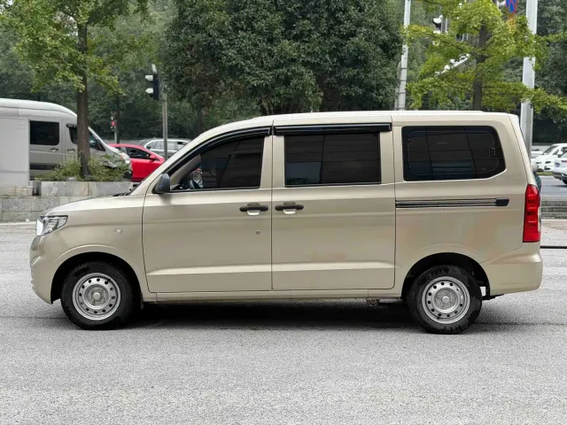 Wuling Hongguang V — Фото автомобиля 4