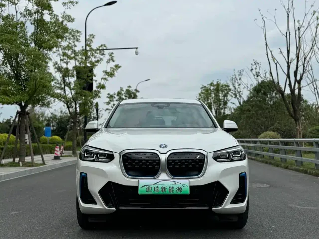 BMW iX3 — Фото автомобиля 2