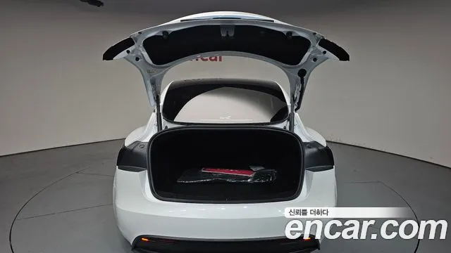 Tesla Model 3 — Фото автомобиля 17