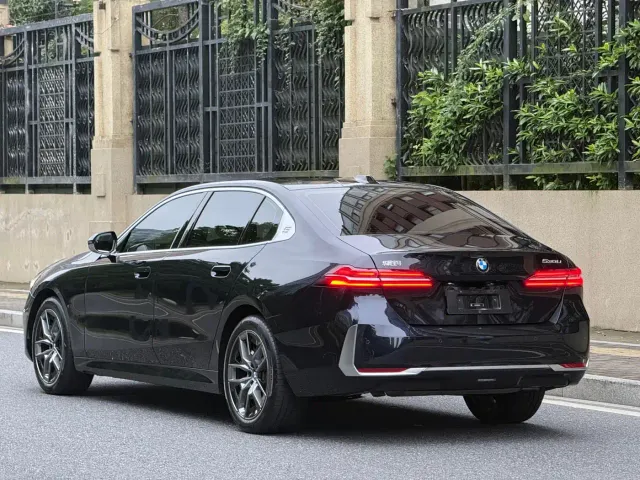 BMW 5 Series — Фото автомобиля 6