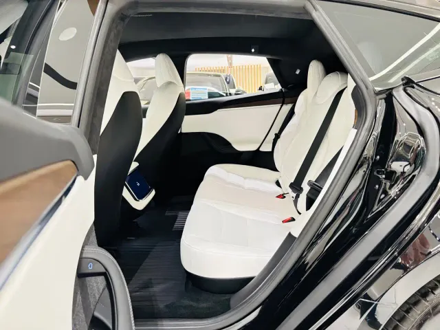 Tesla Model S — Фото автомобиля 20