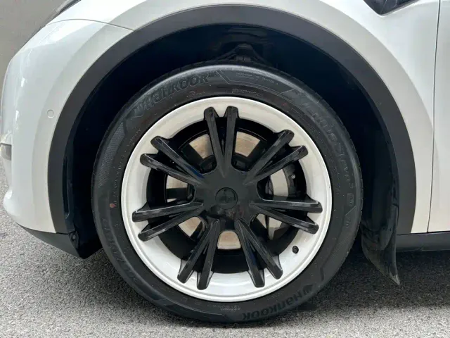 Tesla Model Y — Фото автомобиля 6