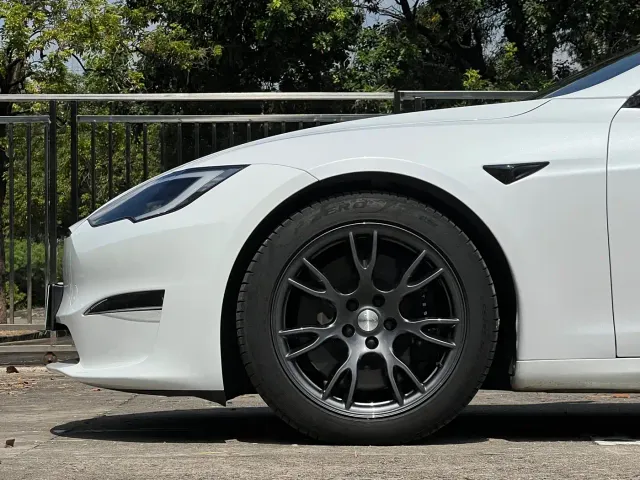 Tesla Model S — Фото автомобиля 9