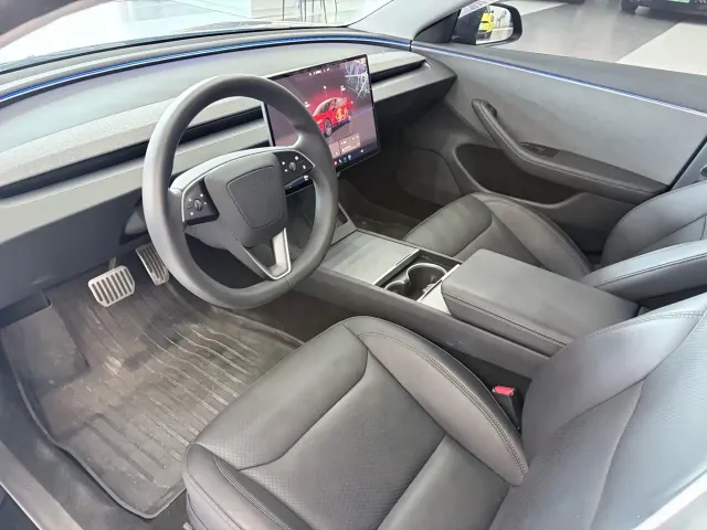Tesla Model 3 — Фото автомобиля 14