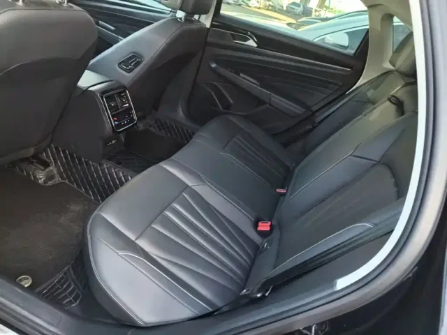 Volkswagen Passat — Фото автомобиля 16