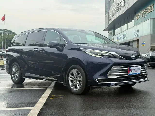 Toyota Sienna — Фото автомобиля 3