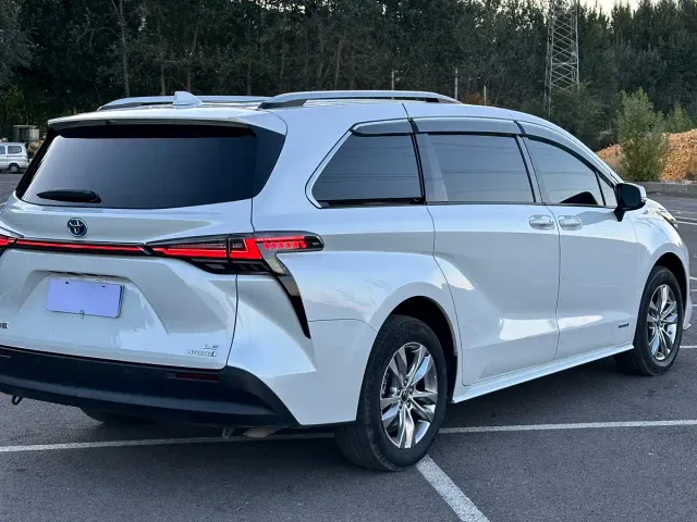 Toyota Sienna — Фото автомобиля 9