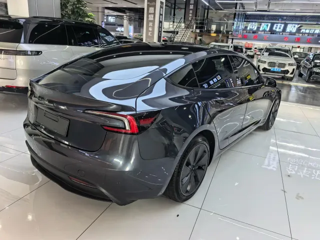 Tesla Model 3 — Фото автомобиля 14