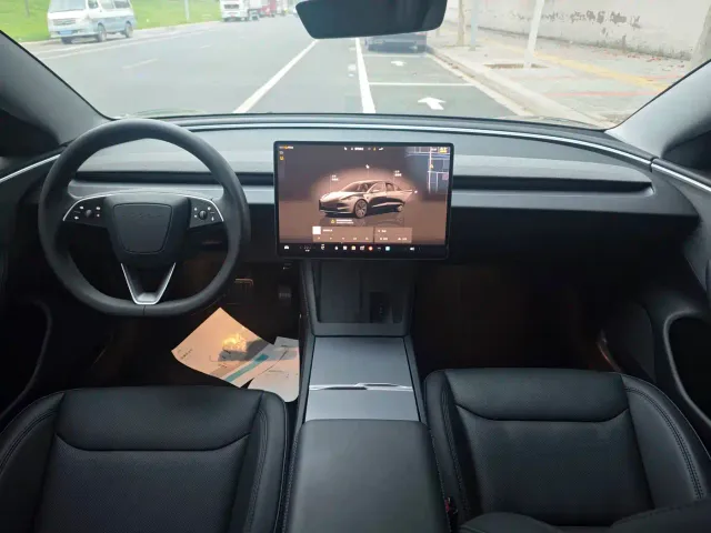 Tesla Model 3 — Фото автомобиля 7