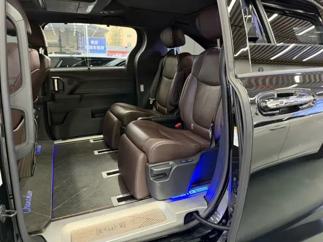Toyota Sienna — Фото автомобиля 8