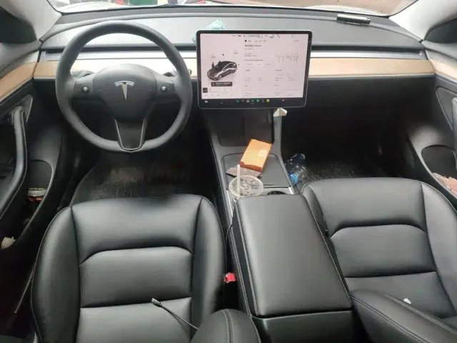 Tesla Model 3 — Фото автомобиля 10