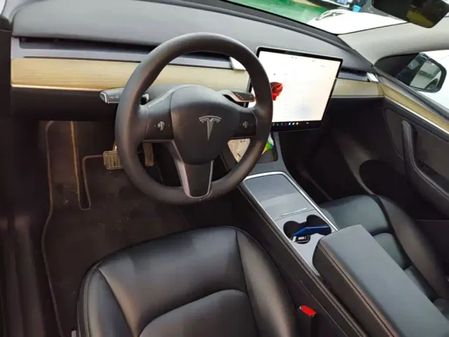 Tesla Model Y — Фото автомобиля 5