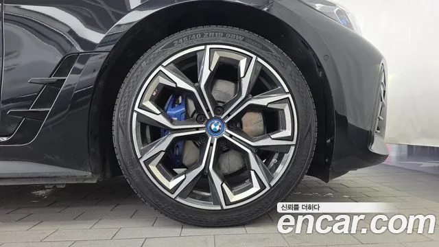 BMW i4 — Фото автомобиля 6