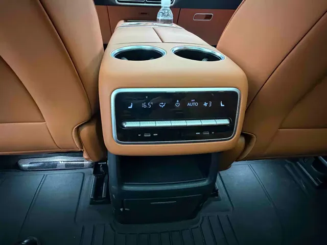 Li Auto L8 — Фото автомобиля 11