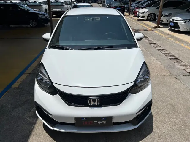 Honda Fit — Фото автомобиля 3
