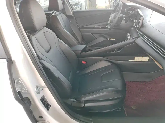 Hyundai Elantra — Фото автомобиля 24