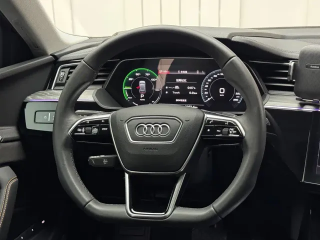 Audi e-tron — Фото автомобиля 11