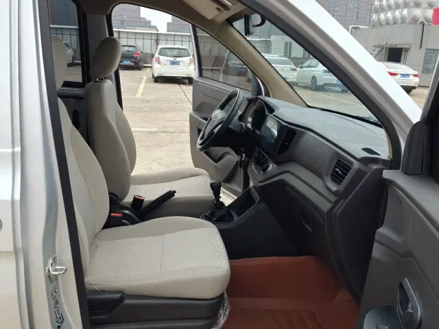 Wuling Hongguang V — Фото автомобиля 10