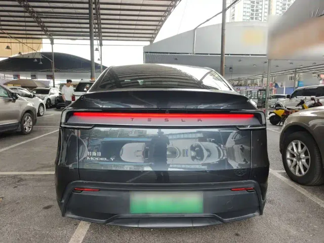 Tesla Model Y — Фото автомобиля 5