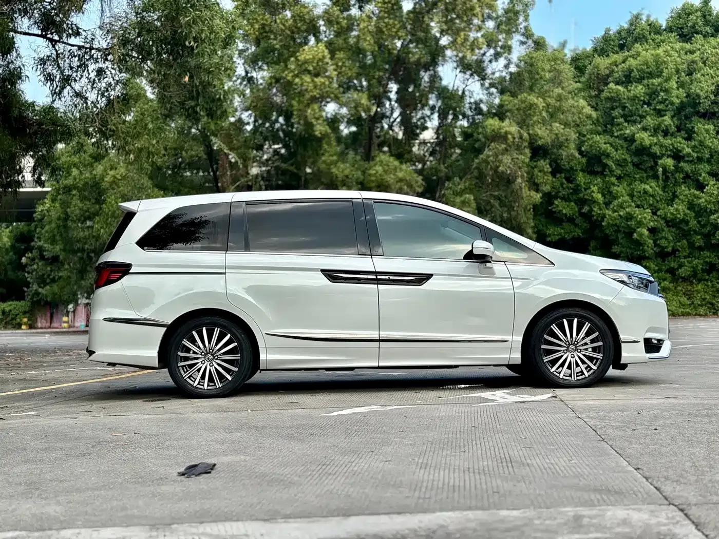 Honda Elysion 2022 2.0L e:HEV Luxury — Фото автомобиля 21