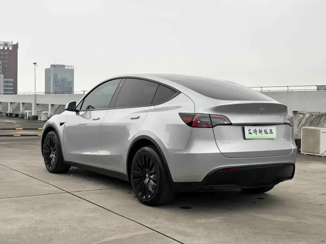 Tesla Model Y — Фото автомобиля 5