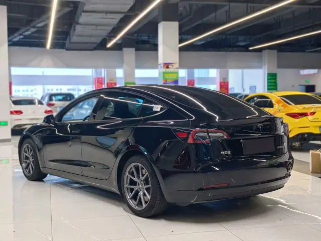 Tesla Model 3 — Фото автомобиля 5