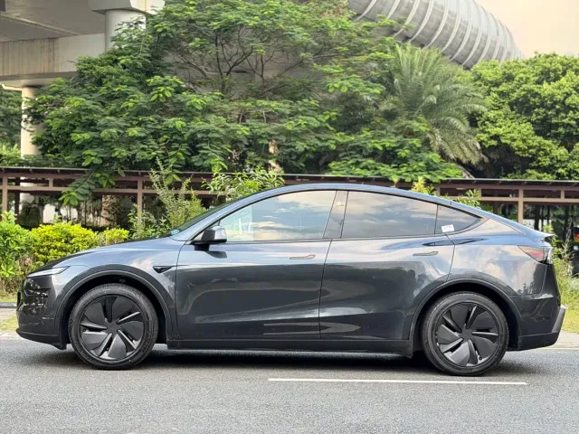 Tesla Model Y 2025 Rear-Wheel Drive — Фото автомобиля 9