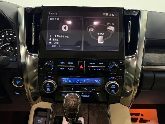 Toyota Alphard — Фото автомобиля 24