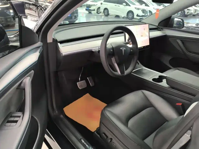 Tesla Model Y — Фото автомобиля 15