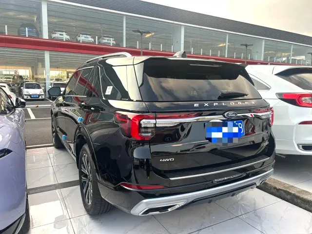 Ford Explorer — Фото автомобиля 12