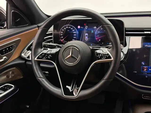 Mercedes-Benz E-Class — Фото автомобиля 12