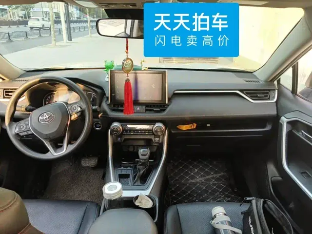 Toyota RAV4 — Фото автомобиля 12