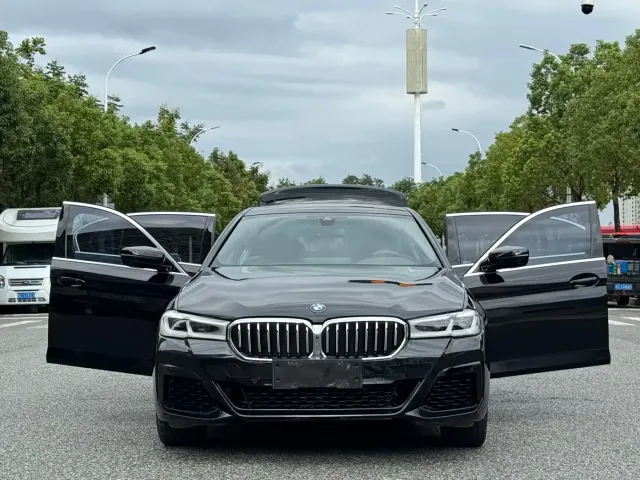 BMW BMW 5 Series 2022 530Li Exclusive M Sport Package — Фото автомобиля 16