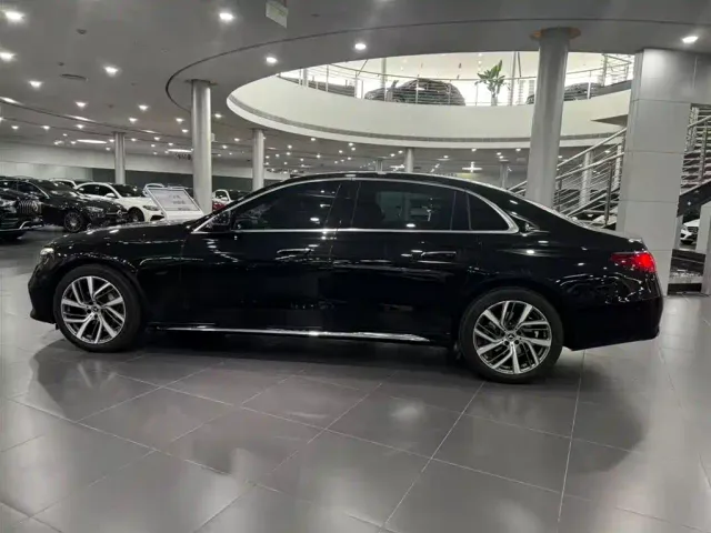 Mercedes-Benz E-Class — Фото автомобиля 2