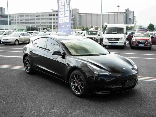 Tesla Model 3 — Фото автомобиля 3