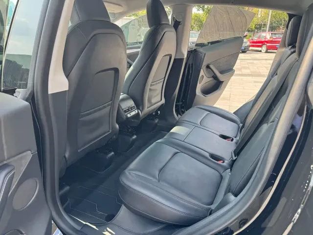 Tesla Model Y — Фото автомобиля 10