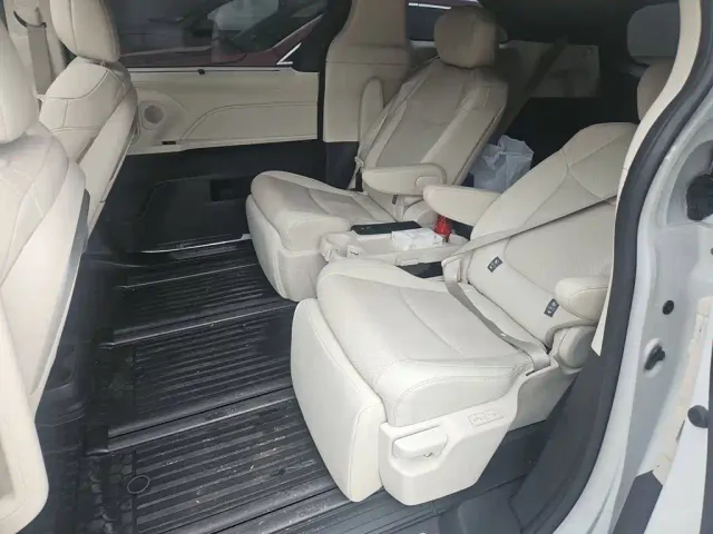 Toyota Sienna — Фото автомобиля 14