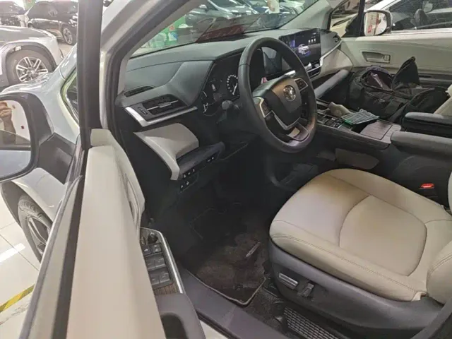 Toyota Sienna — Фото автомобиля 15