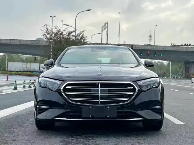 Mercedes-Benz E-Class — Фото автомобиля 2