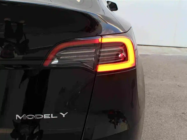 Tesla Model Y — Фото автомобиля 14