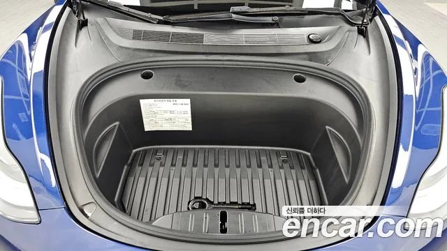 Tesla Model 3 — Фото автомобиля 4