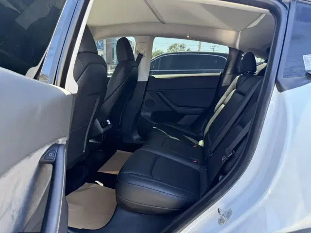 Tesla Model Y — Фото автомобиля 6