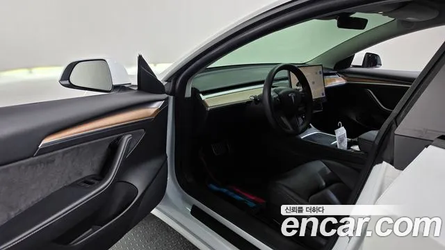 Tesla Model 3 — Фото автомобиля 10