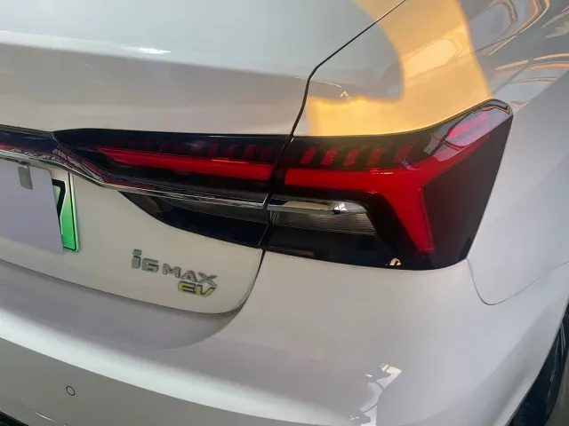Roewe i6 MAX EV — Фото автомобиля 22