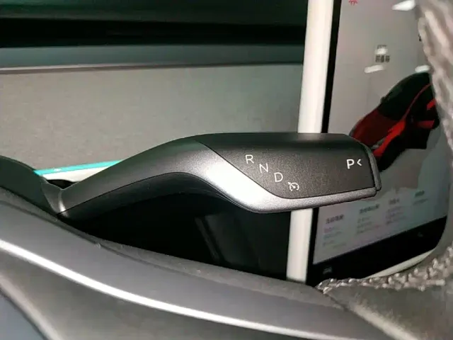 Tesla Model Y — Фото автомобиля 13