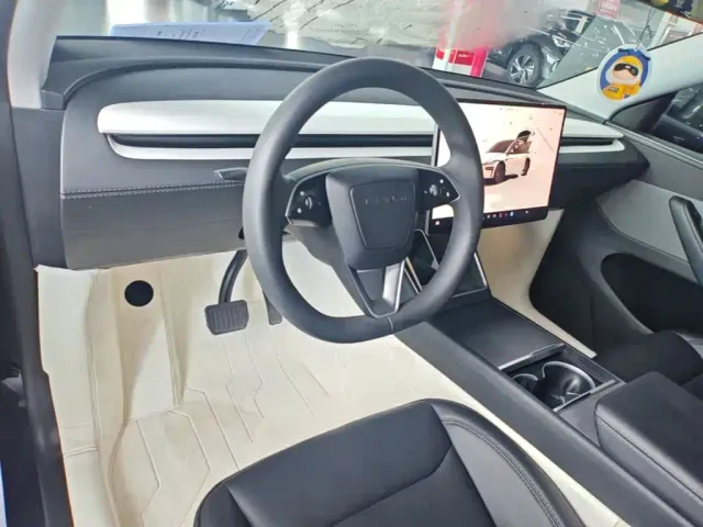 Tesla Model Y — Фото автомобиля 9