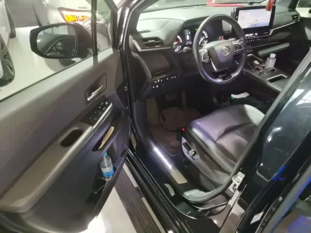Toyota Sienna — Фото автомобиля 15