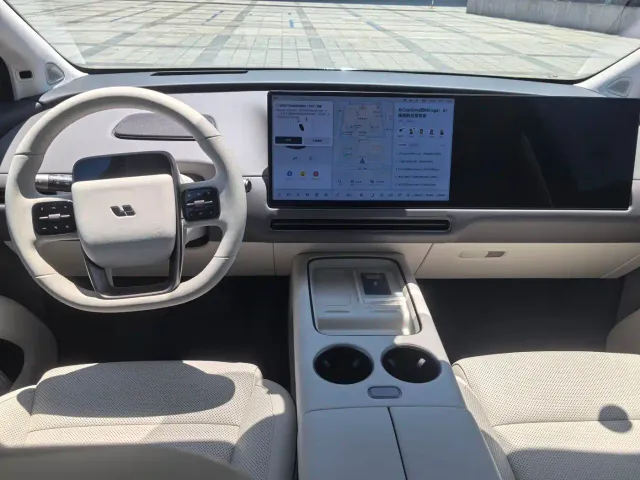 Li Auto i8 — Фото автомобиля 15