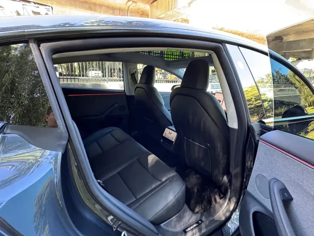 Tesla Model 3 — Фото автомобиля 12